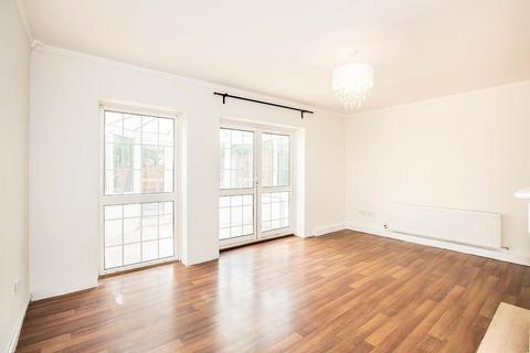 3 bedroom terraced house to rent, Tant Avenue, London E16