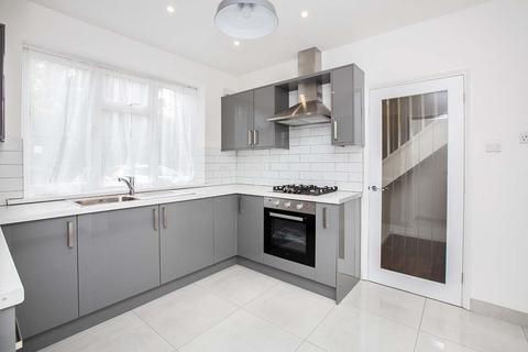 3 bedroom terraced house to rent, Tant Avenue, London E16