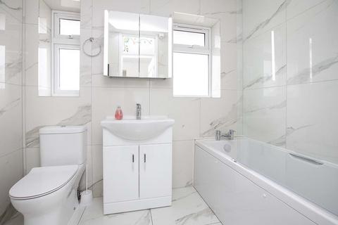 3 bedroom terraced house to rent, Tant Avenue, London E16