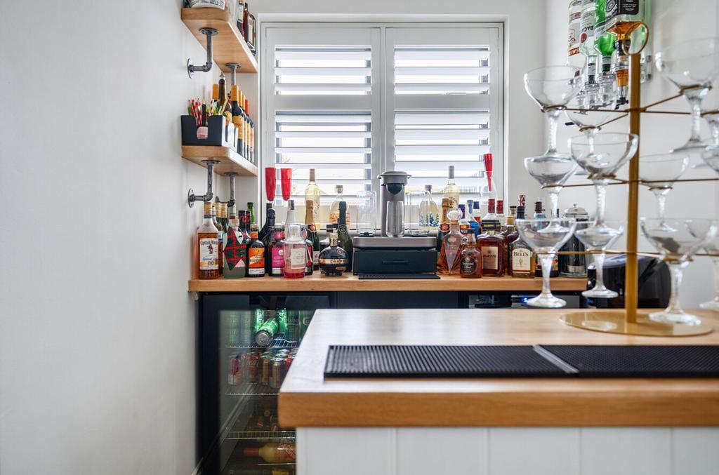 Dining area with bar