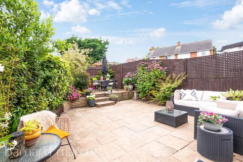 3 bedroom end of terrace house for sale, Garrison Lane, Chessington