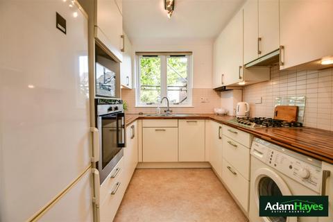 2 bedroom apartment for sale, Sandringham Gardens, London N12