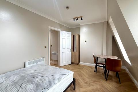 Studio to rent, Edgware Road, London W2