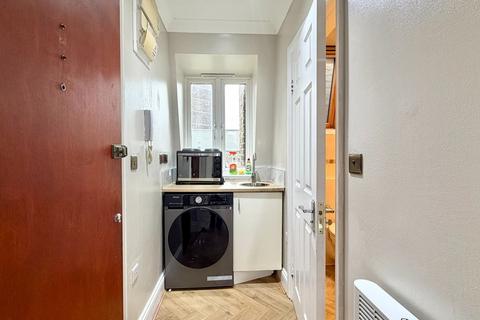 Studio to rent, Edgware Road, London W2
