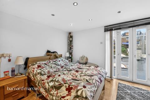3 bedroom apartment for sale, St. John's Hill, London