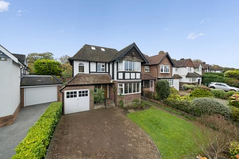 Hillcrest Gardens, Hinchley Wood