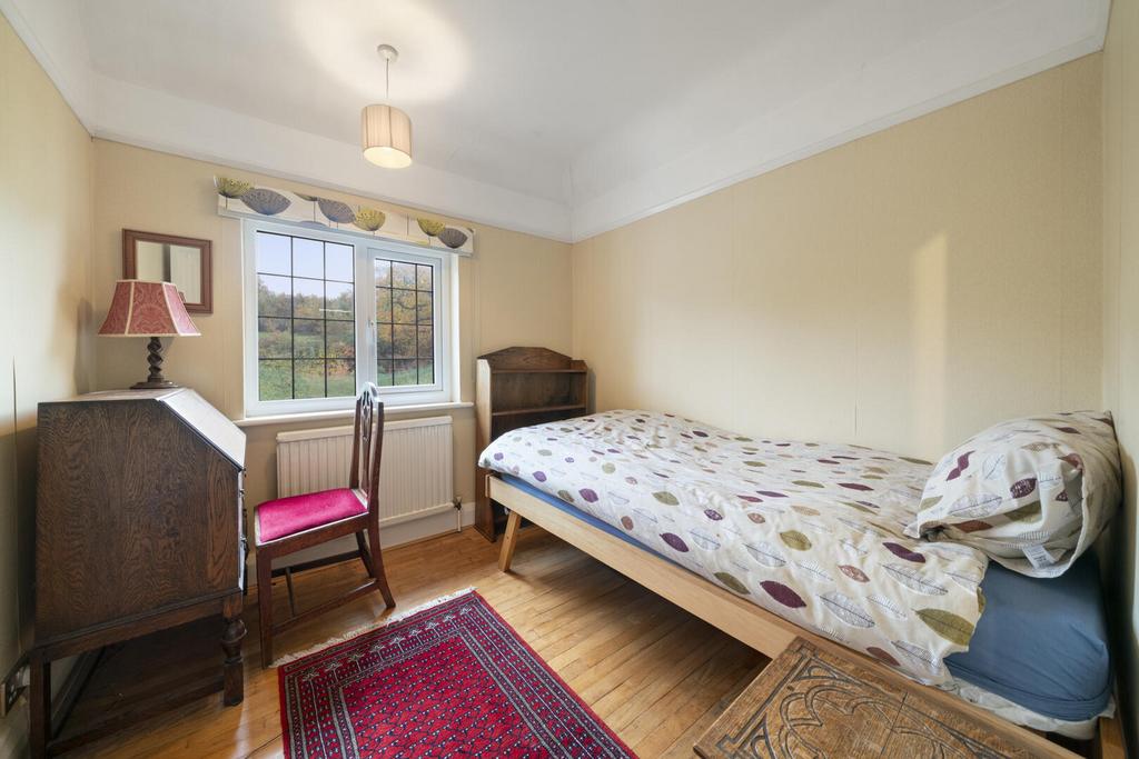 66 Hillcrest Gardens KT10013.jpg