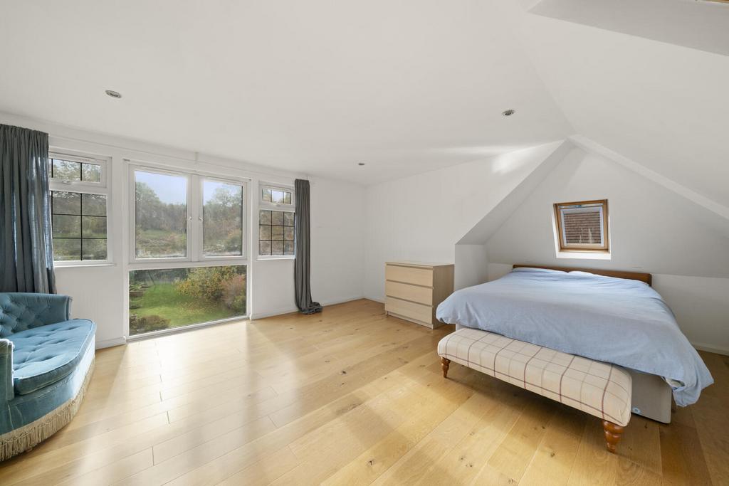 66 Hillcrest Gardens KT10015.jpg