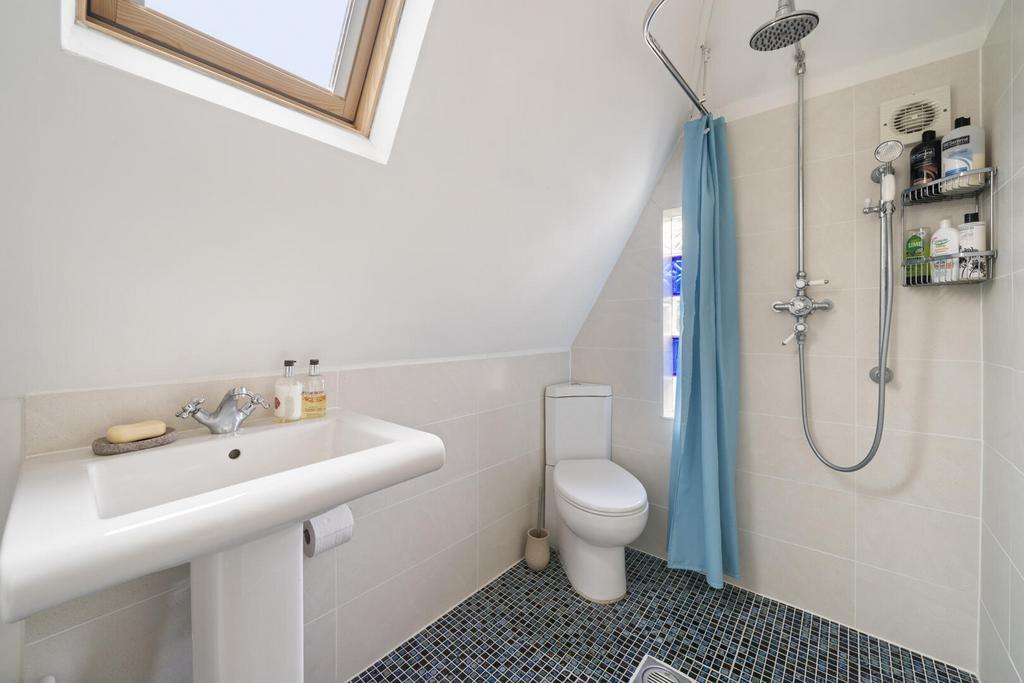 66 Hillcrest Gardens KT10014.jpg