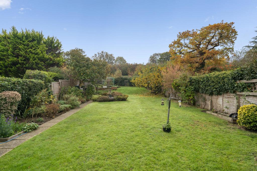 66 Hillcrest Gardens KT10005.jpg