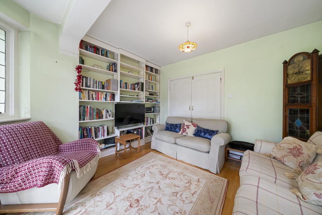 66 Hillcrest Gardens KT10004.jpg