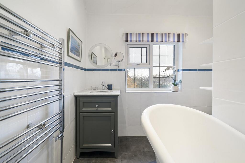 66 Hillcrest Gardens KT10010.jpg