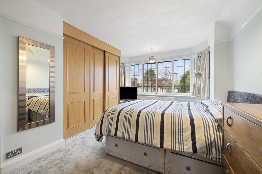 66 Hillcrest Gardens KT10012.jpg