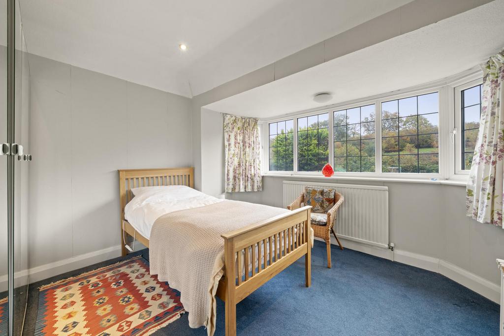 66 Hillcrest Gardens KT10011.jpg