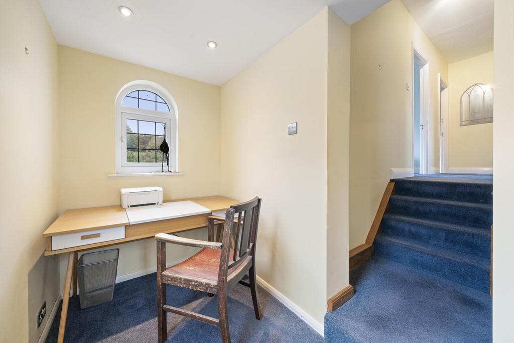 66 Hillcrest Gardens KT10009.jpg