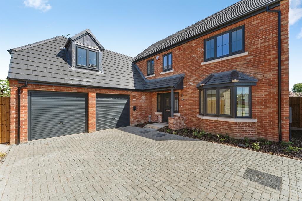 4 bedroom detached house for sale
