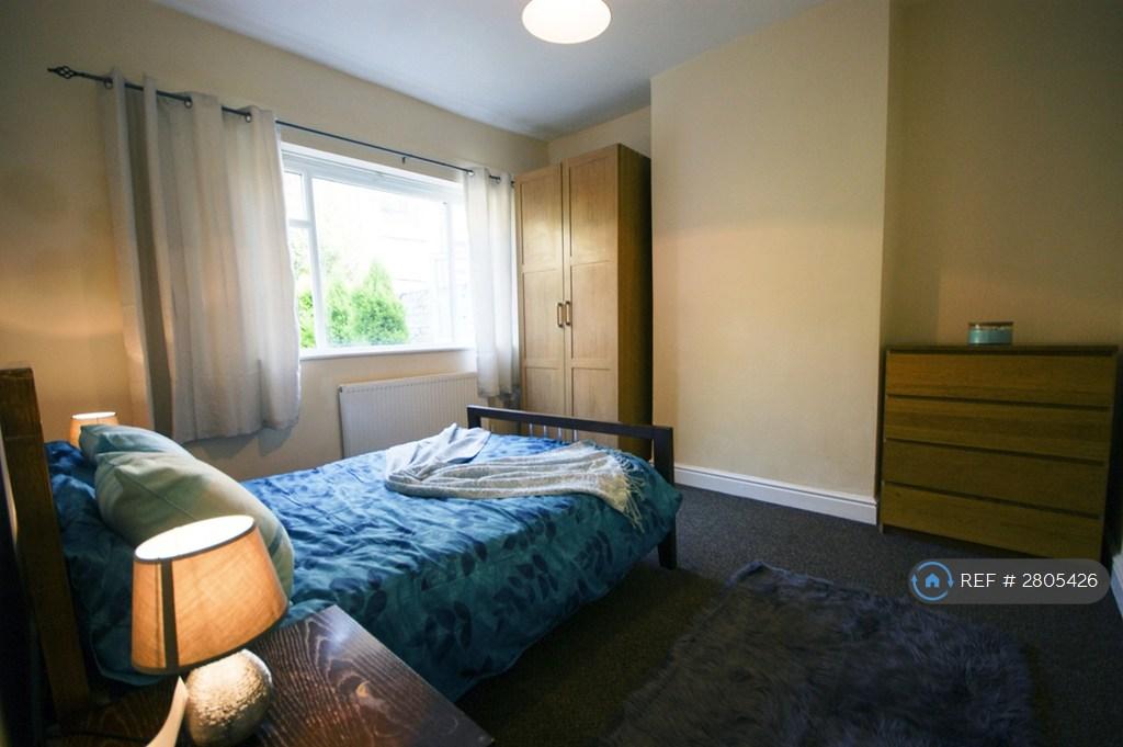 Large Bedroom 1 With Kingsize Bed, Ground Floor