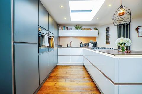 5 bedroom semi-detached house for sale, Deanswood Rise, Leeds