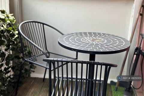 2 bedroom flat to rent, Scarlet Close, London, E20