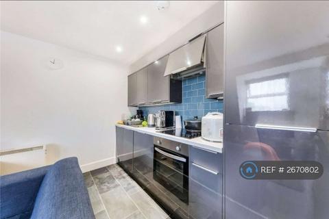 2 bedroom flat to rent, Lavender Hill, London, SW11