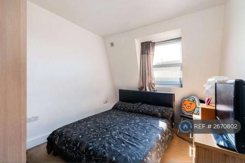 2 bedroom flat to rent, Lavender Hill, London, SW11