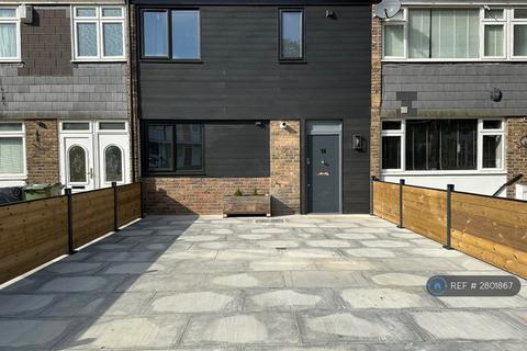 4 bedroom terraced house to rent, Tenbury Court, London, SW2