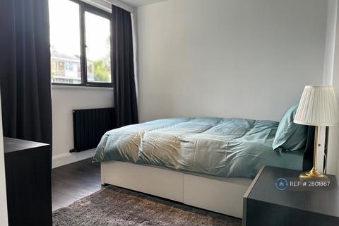 4 bedroom terraced house to rent, Tenbury Court, London, SW2