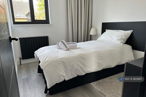 4 bedroom terraced house to rent, Tenbury Court, London, SW2