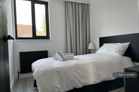 4 bedroom terraced house to rent, Tenbury Court, London, SW2