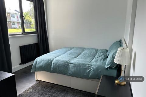 4 bedroom terraced house to rent, Tenbury Court, London, SW2