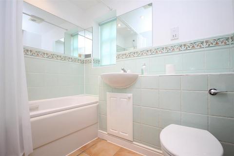 2 bedroom apartment to rent, BRIDGE PLACE, LEATHERHEAD, KT22