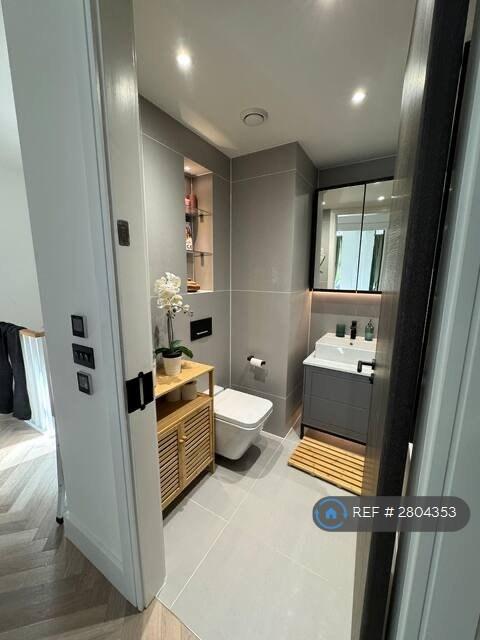 Bathroom (Shared)