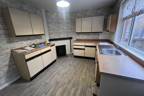 3 bedroom semi-detached house to rent, Knowles Avenue, Bradford BD4