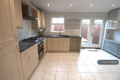 3 bedroom terraced house to rent, Rowan Place, Colchester, CO1