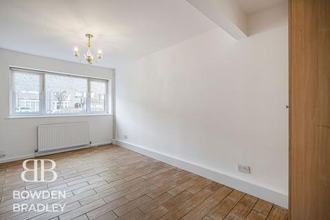 4 bedroom terraced house for sale, Ashurst Drive, Barkingside, IG6