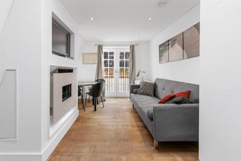Studio to rent, Ennismore Gardens  London