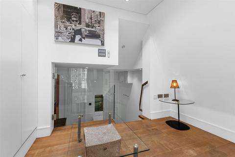 Studio to rent, Ennismore Gardens  London