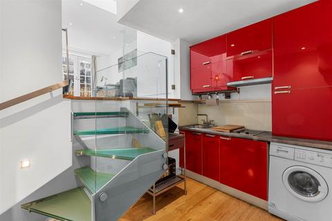 Studio to rent, Ennismore Gardens  London