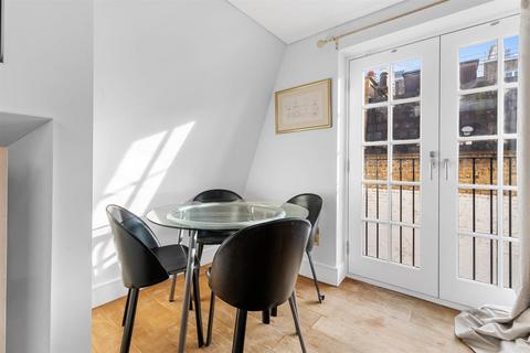 Studio to rent, Ennismore Gardens  London