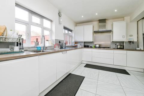 6 bedroom end of terrace house for sale, Hurstbourne Gardens, Barking
