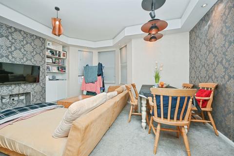 2 bedroom flat for sale, Westland Road, Watford