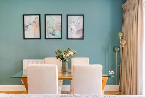 2 bedroom flat for sale, Triangle Place, Clapham, London, SW4