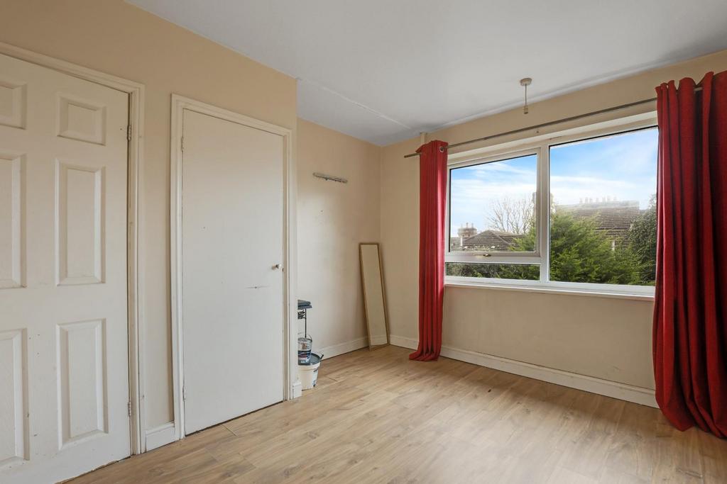05-d004 JHProp World - 6 Thakeham Close - 37.jpg