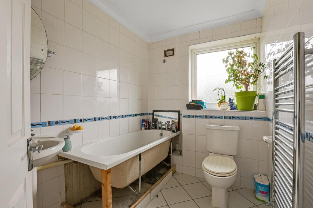 06-d1f1 JHProp World - 6 Thakeham Close - 40.jpg