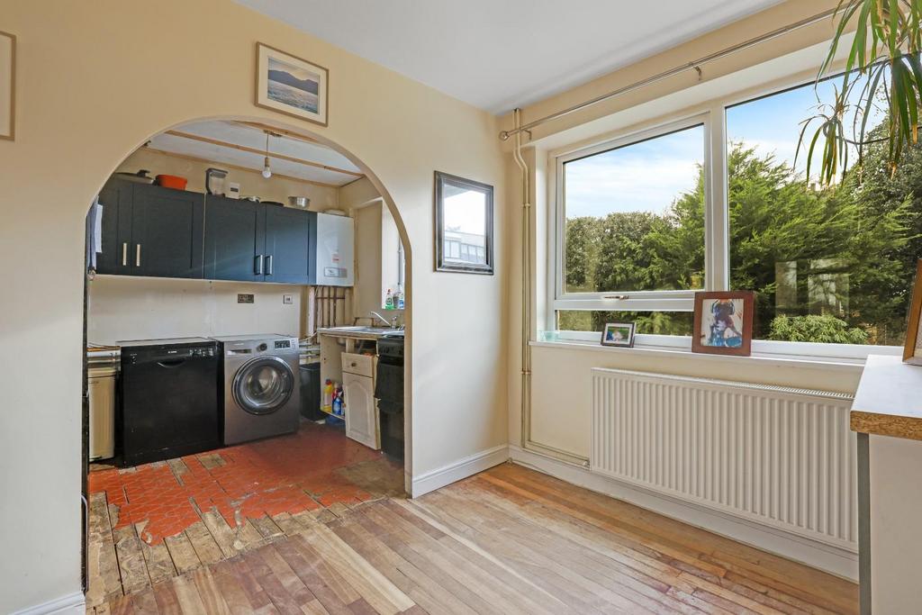 12-2db6 JHProp World - 6 Thakeham Close - 13.jpg