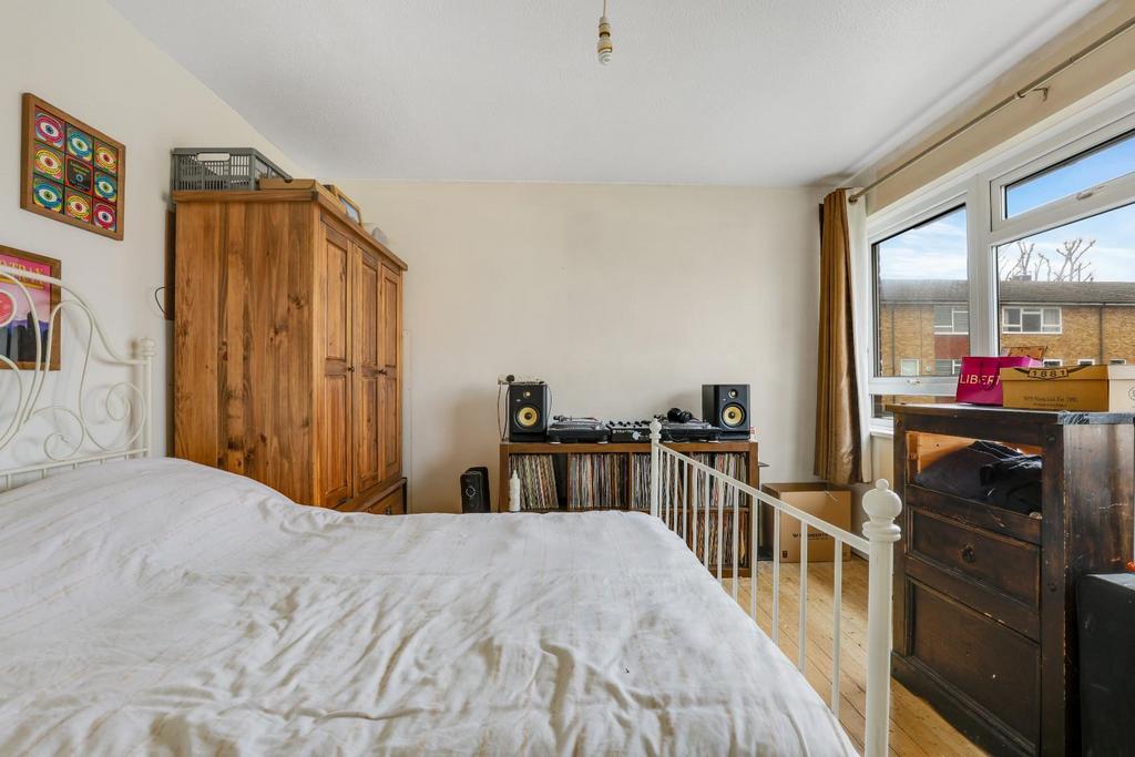02-5504 JHProp World - 6 Thakeham Close - 28.jpg