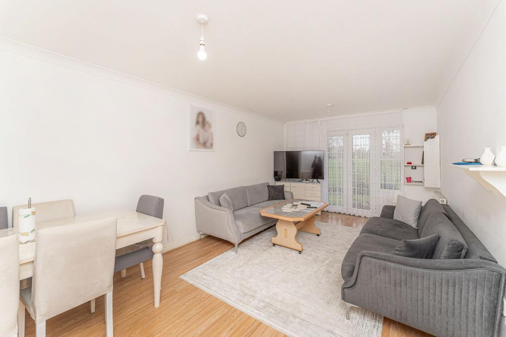 Well-Presented Two-Bedroom Apartment with Communa