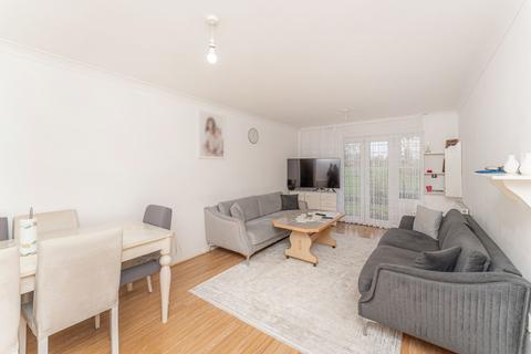 2 bedroom flat for sale, Cobham Close, Enfield, EN1