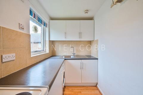 Studio to rent, Westcott Road, London, SE17
