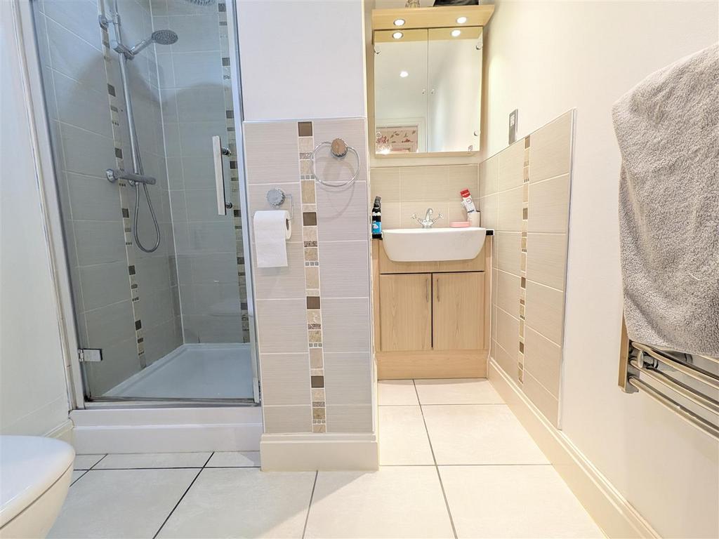 En suite shower room/wc